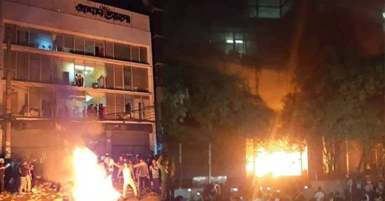 প্রথম আলো ও ডেইলি স্টারে আগুনের ছবি